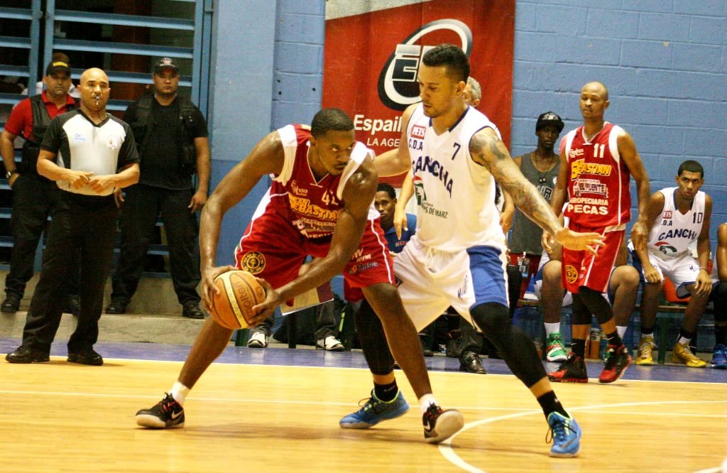 Walter Sharpe es defendido por Wilfredo Infante de La Cancha